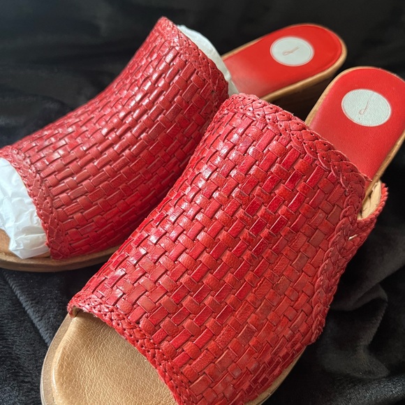 WOMEN’S SZ 7 1/2     7.5  RED HEELS MULES SLIP ON SHOES. NEW IN BOX - Picture 4 of 5